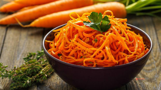 Салат из сырой моркови как вариант употребления продукта